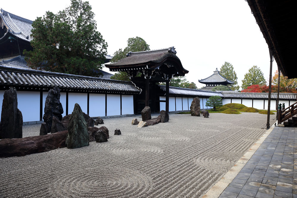 永遠のモダンがここに 重森三玲の 東福寺 方丈庭園 を歩く 京都アンテナショップ丸竹夷